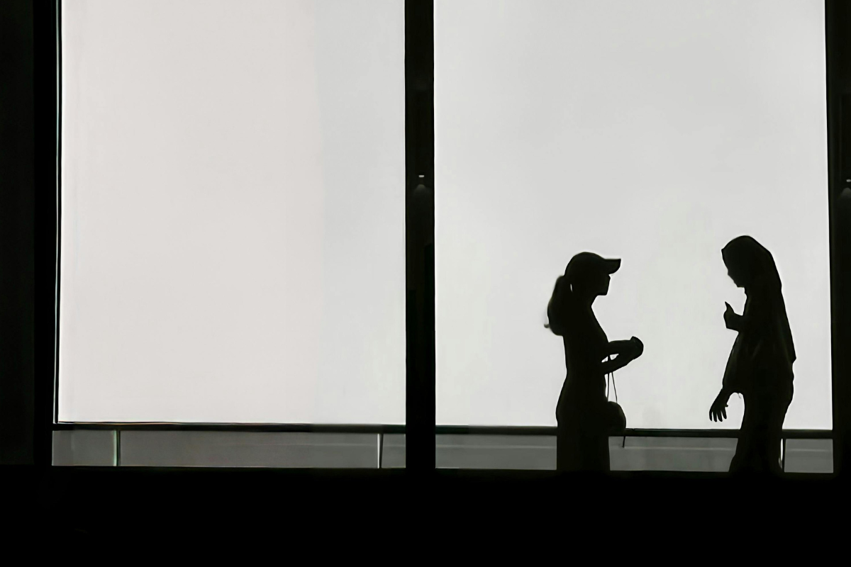 Two people in conversation 